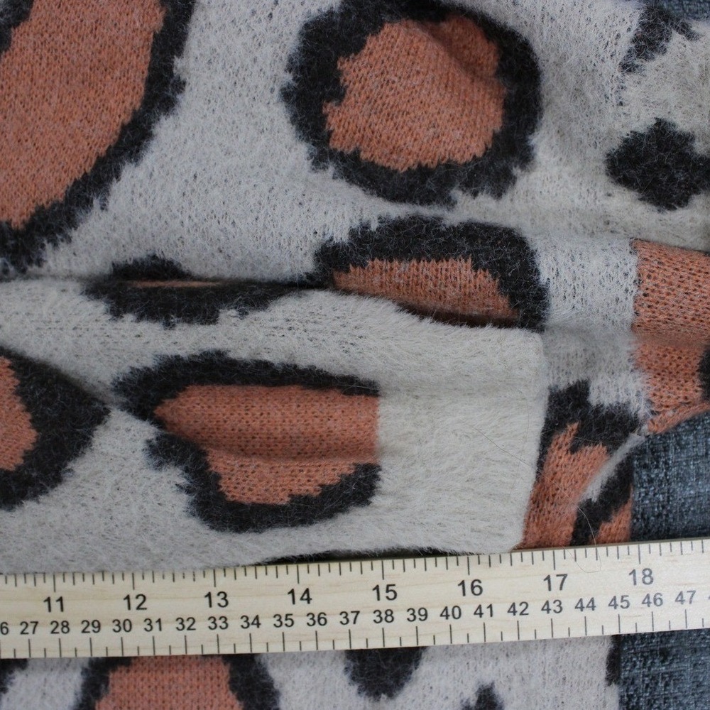 Gigio USA Womens Leopard Print Fuzzy V-Neck Sweater Tan Cream TC1396 Small - Picture 9 of 10